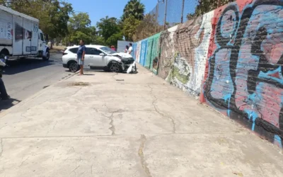 Camioneta deja boquete al chocar contra la barda de una secundaria