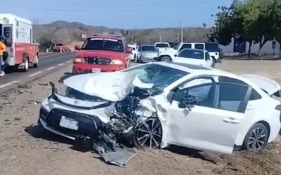 Choque entre dos vehículos en Mazatlán deja a varias personas lesionadas.