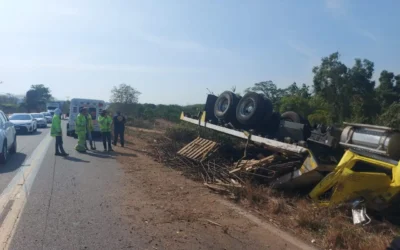 Se vuelca un tráiler que transportaba varilla en Concordia