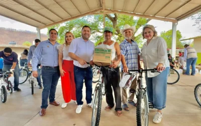 Eneyda Rocha y José Paz López entregan apoyos alimenticios en comunidades de Badiraguato