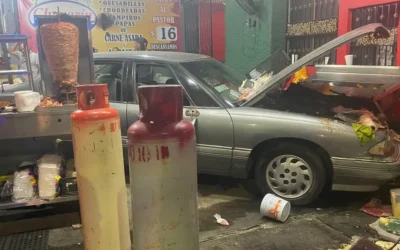 Carro se mete a una taquería en Mazatlán.