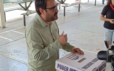 Asiste el presidente municipal de Culiacán Juan de Dios Gámez Mendivil a votar en la elección judicial .