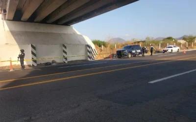 Encuentran mujer  asesinada por arma de fuego en autopista Benito Juárez
