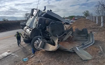 Volcado en medio del libramiento queda un tráiler en Mazatlán