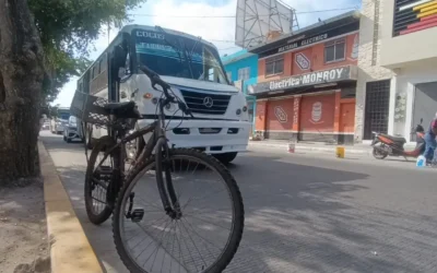 Ciclista es arrollado por un camión urbano en la colonia Juárez en Mazatlán