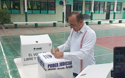 Alcalde sustituto de Ahome emite su voto en histórica jornada electoral