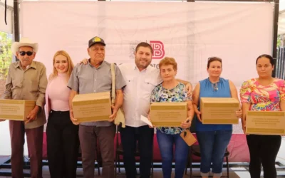 Alcalde de Badiraguato visita sectores de la alcaldía central y entrega apoyos alimenticios.