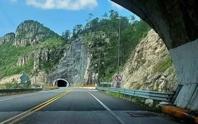 Tracto camión se sale de la súpercarretera Mazatlán-Durango