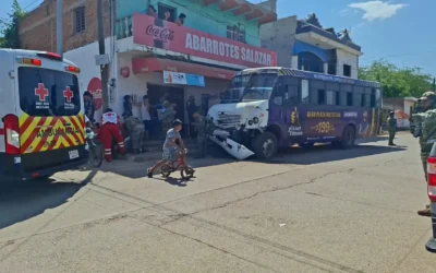 Chocan dos urbanos en Mazatlán siete heridos