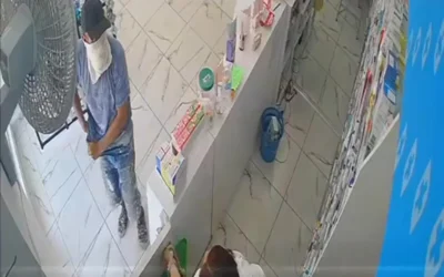Sujeto asalta a una farmacia y golpea a empleada