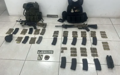 Tras agresión en Culiacán, Grupo Interinstitucional asegura a 2 civiles, un vehículo, armas, cargadores, cartuchos y equipo táctico.