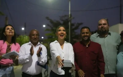 Estrella Palacios ilumina siete colonias y una avenida y reactiva el programa ¡Mazatlán Brilla!