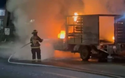 Calcinada queda una camioneta en el Venadillo en Mazatlán