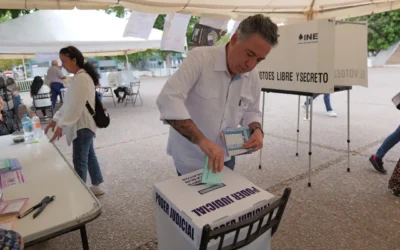 Acude Enrique Inzunza a votar en elección judicial.