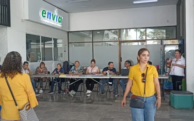 Ciudadana emite su voto en casilla especial en Los Mochis