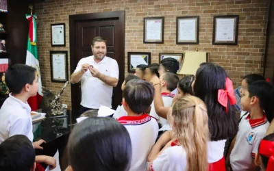 “Siempre tendrán un presidente amigo”: Alcalde de Badiraguato convive en Palacio Municipal con alumnos de primaria