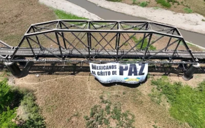 “Mexicanos al grito de paz” colocan gran manta por la paz en el puente Negro en Culiacán